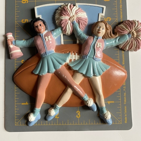 Vintage cheerleader wall decor - Picture 6 of 10